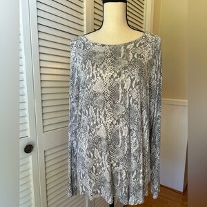 Time and Tru Gray Patterned Long Sleeve Top